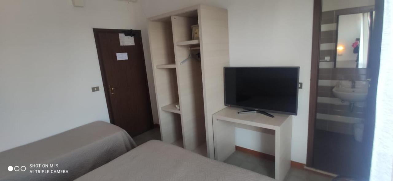 Hotel Orlov רימיני מראה חיצוני תמונה