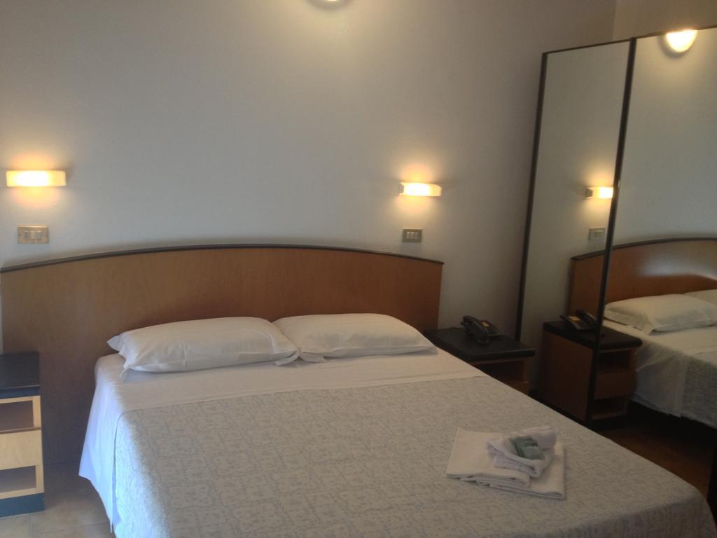 Hotel Orlov רימיני מראה חיצוני תמונה