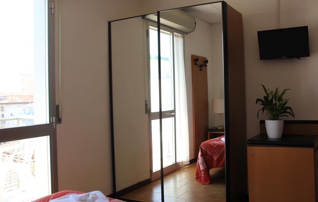 Hotel Orlov רימיני מראה חיצוני תמונה